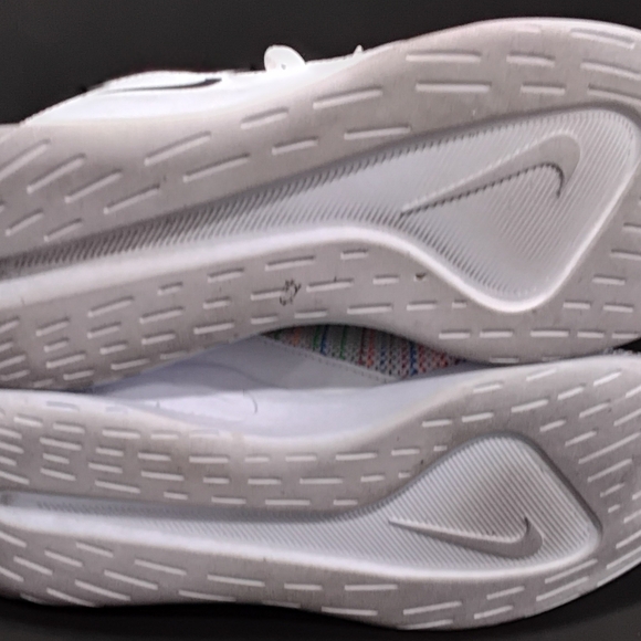 Nike Kids Size 6.5 White Sneakers Lightweight Breathable Design - Picture 5 of 8